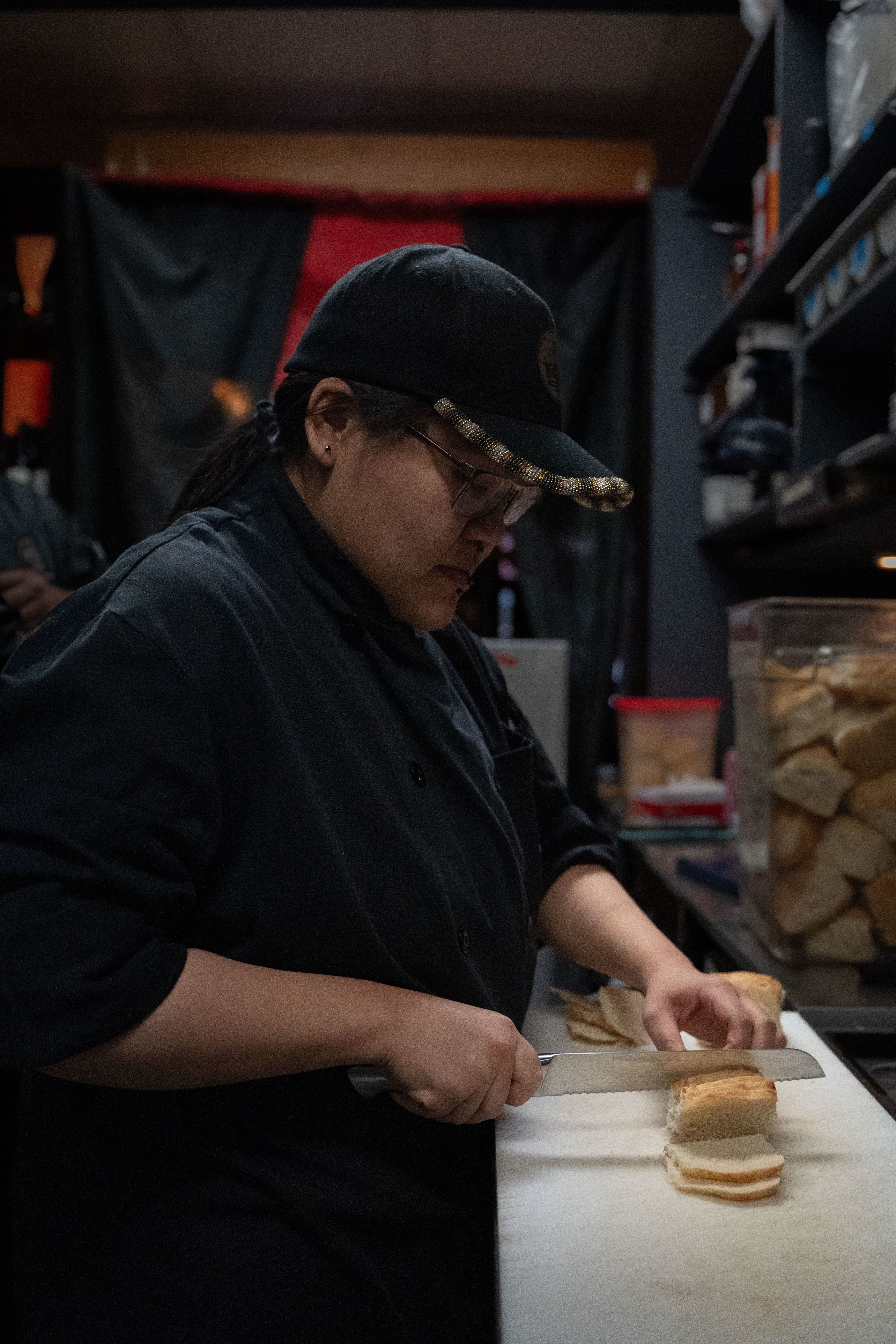 Chef Laurie Sampare slicing bannock 
